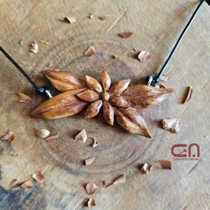 Collier ras du cou fleur avec feuilles. Pendentif sculpté à la main en bois de prunier.