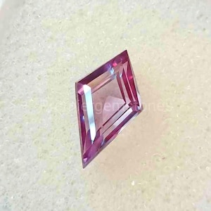 以下が含まれることがあります： 長方形でファセットカットされたピンクとブルーの宝石