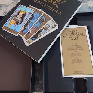 Tarot universal de Dalí, juego de baraja y libro de tarot. Usado. RARO. Excelente estado.