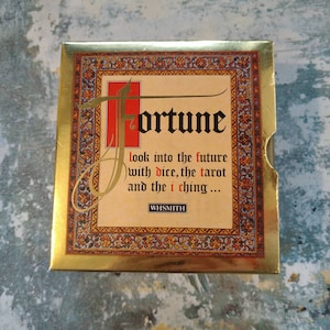 ensemble de voyance vintage. Tarot, bâtons du I Ching et dés. Publié en 1987