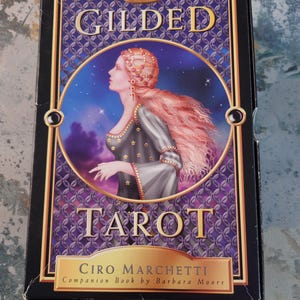 The Guilded Tarot Ciro Marchetti, talia i towarzyszący jej podręcznik. Llewellyn Publishing. Używane