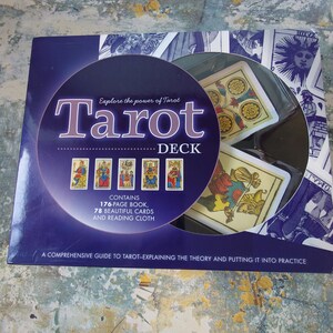 2012 Sealed - Explorez les pouvoirs du tarot. Jeu de tarots et guide de 176 pages.