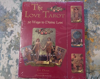 Puede incluir: La caja del mazo de tarot "The Love Tarot" presenta un fondo rojo con letras doradas. El título "The Love Tarot" se muestra en una fuente grande y decorativa. El subtítulo "50 Ways to Divine Love" se muestra en una fuente más pequeña debajo del título. La caja incluye imágenes de cartas de tarot, incluida la carta "The Lovers", que representa a una pareja de pie en un jardín.