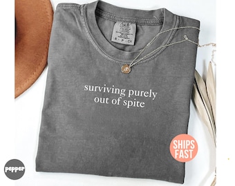 Camiseta Comfort Colors® "Sobreviviendo por puro rencor", camiseta de "Superviviente", camiseta de "Mujeres fuertes y empoderadas", camiseta de "Salud mental", camiseta de "Mujer fuerte"