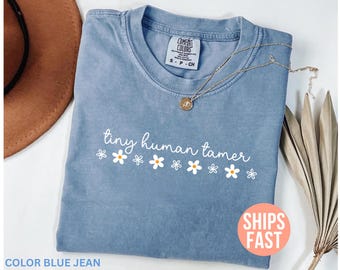 Camiseta Comfort Colors® para domador de pequeños humanos, para maestro de guardería, para maestro de preescolar, para maestro de jardín de infantes y para el regreso a clases.