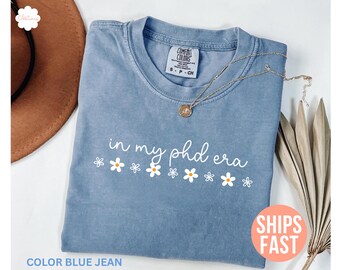 Comfort Colors® In My PhD Era シャツ、大学院生シャツ、面白い学生シャツ、博士課程卒業祝い、新任医師への贈り物、博士課程学生への贈り物