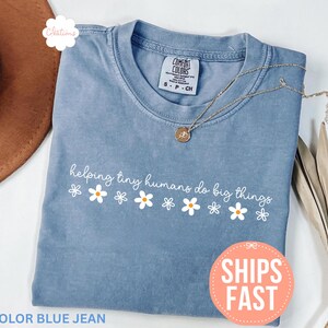Camiseta Comfort Colors® "Ayudando a los pequeños humanos a hacer grandes cosas", camiseta de agradecimiento a los maestros, regalo para el Día del Maestro, camiseta de regreso a clases, regalo para maestros Blue jean