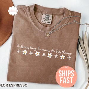 Camiseta Comfort Colors® "Ayudando a los pequeños humanos a hacer grandes cosas", camiseta de agradecimiento a los maestros, regalo para el Día del Maestro, camiseta de regreso a clases, regalo para maestros Expresso