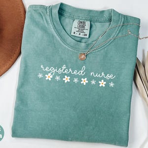 Comfort Colors® Registered Nurse Shirt, Floral RN T-shirt, RN Graduation Gift, RN Student Shirt, New Nurse Graduation Gift, Nursing School