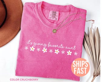 Comfort Colors® It's Giving Favorite Auntie Shirt, New Auntie Shirt, Favorite Aunt Shirt, Cool Auntie Shirt, Pregnancy Announcement for Aunt