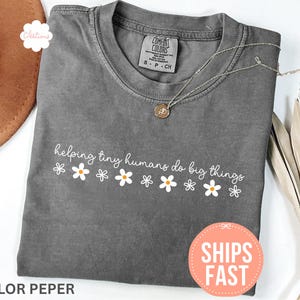 Camiseta Comfort Colors® "Ayudando a los pequeños humanos a hacer grandes cosas", camiseta de agradecimiento a los maestros, regalo para el Día del Maestro, camiseta de regreso a clases, regalo para maestros Pepper