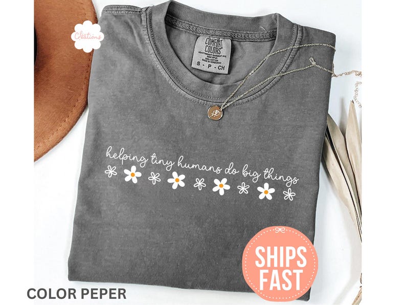 Camiseta Comfort Colors® "Ayudando a los pequeños humanos a hacer grandes cosas", camiseta de agradecimiento a los maestros, regalo para el Día del Maestro, camiseta de regreso a clases, regalo para maestros Pepper