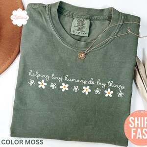 Camiseta Comfort Colors® "Ayudando a los pequeños humanos a hacer grandes cosas", camiseta de agradecimiento a los maestros, regalo para el Día del Maestro, camiseta de regreso a clases, regalo para maestros Moss