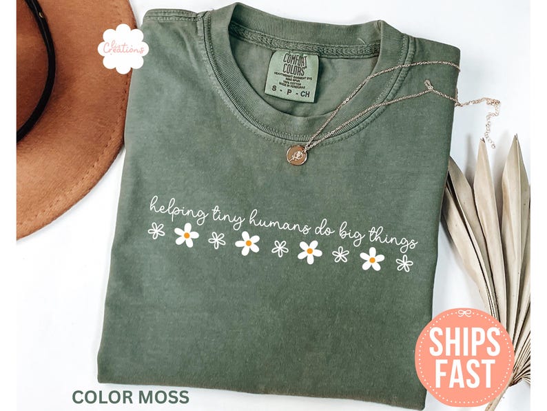 Camiseta Comfort Colors® "Ayudando a los pequeños humanos a hacer grandes cosas", camiseta de agradecimiento a los maestros, regalo para el Día del Maestro, camiseta de regreso a clases, regalo para maestros Moss