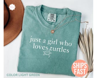 Comfort Colors® カメ好きの女の子シャツ、ウミガメシャツ、ビーチシャツ、かわいいカメ好きシャツ、海好きシャツ、彼女へのギフト