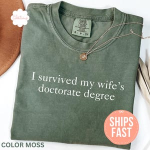 Comfort Colors® Jag överlevde min frus doktorandprogram-tröja, rolig doktorand-tröja, doktorandexamen-tröja, doktorandpresenter