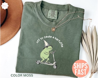 Shirt Comfort Colors® Off to Cause a Kerfuffle-kikker, sarcastische shirts, grappige gezegden, shirt met humor voor volwassenen, trendy shirt kikker meme, grappig shirt, grappig shirt