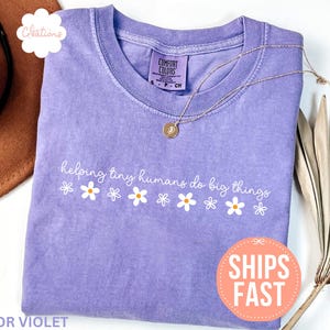Camiseta Comfort Colors® "Ayudando a los pequeños humanos a hacer grandes cosas", camiseta de agradecimiento a los maestros, regalo para el Día del Maestro, camiseta de regreso a clases, regalo para maestros Violet