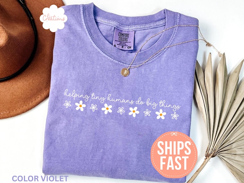 Camiseta Comfort Colors® "Ayudando a los pequeños humanos a hacer grandes cosas", camiseta de agradecimiento a los maestros, regalo para el Día del Maestro, camiseta de regreso a clases, regalo para maestros Violet
