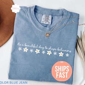 以下が含まれることがあります： クリーム、ライトグレー、ダークグレーの3色の、つや消し仕上げの陶器製マグカップのセット。 各マグカップはシンプルでミニマルなデザインで、丸みを帯びたハンドルが付いています。 コーヒーや紅茶に最適です。