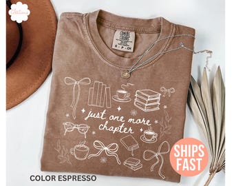Comfort Colors® Nur noch ein Kapitel Shirt, Buchliebhaber Shirt, Bücher und Kaffee Shirt, Blumenbuch Shirt, Buchclub Shirt, süßes Leser Shirt