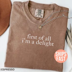 Camiseta &quot;Ante todo, soy un placer&quot; de Comfort Colors®, divertida y humorística, sarcástica, meme y moderna para mujer.