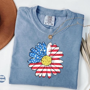 Camisa floral de EE. UU. Comfort Colors®, camisa del 4 de julio para mujer, camisa patriótica con margaritas, camisa moderna con bandera estadounidense, camisa con flores de EE. UU.