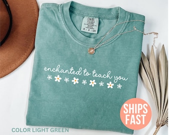 Maglietta floreale per insegnanti Comfort Colors®, maglietta Enchanted to Teach You, regali di apprezzamento per gli insegnanti, maglietta per il ritorno a scuola, maglietta per il team degli insegnanti