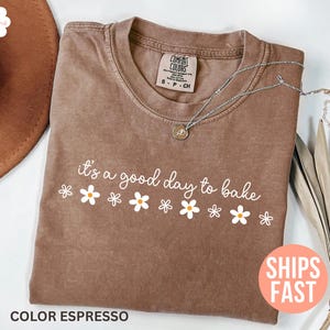Comfort Colors®「It’s A Good Day To Bake」シャツ、ベーキングシャツ、ベーキングギフト、パティシエ、クッキー好きのシャツ、女性向けベーキングシャツ、お母さんへのギフト