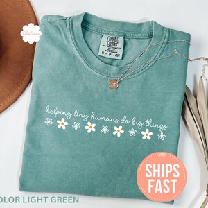 Camiseta Comfort Colors® "Ayudando a los pequeños humanos a hacer grandes cosas", camiseta de agradecimiento a los maestros, regalo para el Día del Maestro, camiseta de regreso a clases, regalo para maestros Light green
