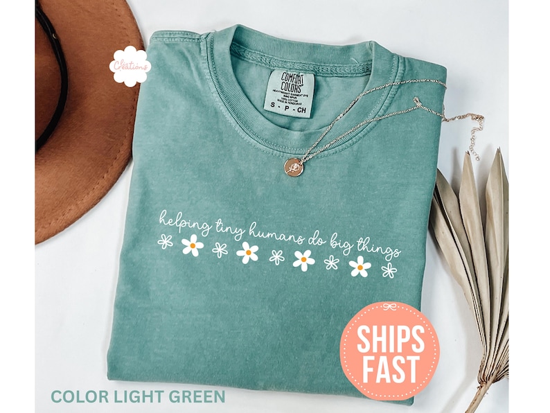 Camiseta Comfort Colors® "Ayudando a los pequeños humanos a hacer grandes cosas", camiseta de agradecimiento a los maestros, regalo para el Día del Maestro, camiseta de regreso a clases, regalo para maestros Light green