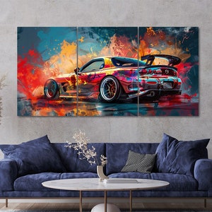 Op de afbeelding: Een kleurrijk abstract schilderij van een rode sportwagen met een zwarte spoiler en zwarte wielen. De auto is omringd door spatten van blauwe, gele en rode verf.