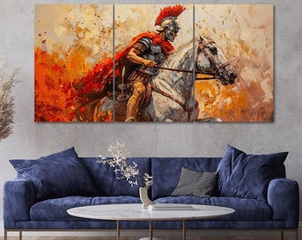 Op de afbeelding: Een drieluik canvas wandkunstset met een Romeinse soldaat in zilveren harnas en rode cape op een wit paard. De achtergrond bevat abstracte spatten van oranje, gele en crèmekleurige verf, wat zorgt voor een dynamisch en gestructureerd visueel effect.
