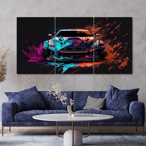 Puede incluir: Un conjunto de arte mural de tres paneles que representa la vista frontal de un coche deportivo. El vehículo está rodeado de vibrantes salpicaduras de pintura abstracta en tonos cian, magenta y naranja sobre un fondo negro.