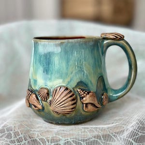 Pottery beach cup, 10 fl oz / 300 ml, Seaside coffee cup, wave mug with seashells, ocean style cup, ceramic mug handmade