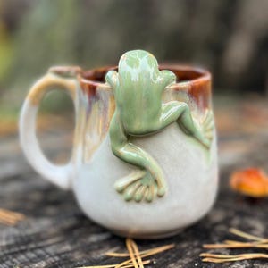 Rolig mugg med groda och svampar, 300 ml, handgjord keramikmugg, liten kaffekopp i stengods, 3D