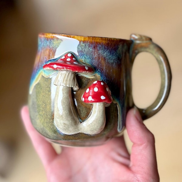 Tazza piccola con agarico muscario, tazza in ceramica con fungo, tazze 3D, 10 oz / 300 ml, tazza con amanita muscaria fatta a mano, KikiiArt