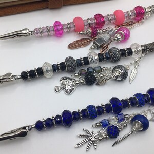 Four of the most recent roach clips I've made. I used alligator clips,  copper wire, semi precious stones, freshwater pearls, Turkish glass beads,  copper gears, and hand painted feathers. : r/crafts