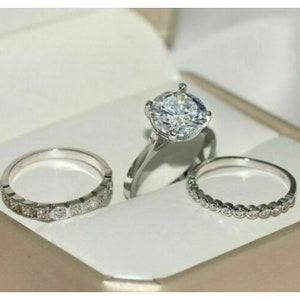 Conjunto de anel de diamante de corte redondo de 2,50 ct, conjunto de anel de casamento trio, conjunto de anel de noiva de diamante de quatro pontas, faixa de empilhamento de prata esterlina, conjunto de noiva trio