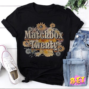 Matchbox Twenty Orgoglioso Nome Retro Fiori Bella T-Shirt, Regalo Festa della Mamma, Camicia Wildflower, Camicia Motivazione, Camicia Vintage