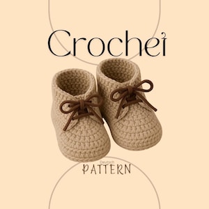 Może przedstawiać: Para beżowych szydełkowych bucików dla niemowląt z brązowymi sznurowadłami. Słowo "Crochet" jest napisane czarną czcionką u góry obrazu, a słowo "PATTERN" jest napisane brązową czcionką na dole.