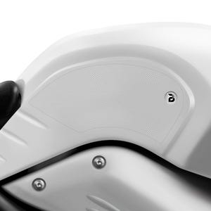 Könnte beinhalten: Weißer Motorrad-Benzintank mit einem strukturierten schwarzen Gummipolster an der Seite. Das Polster hat ein kleines schwarzes Logo in der Mitte.