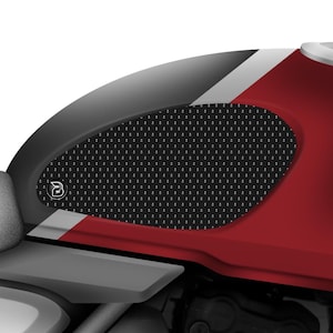 Op de afbeelding: Zwarte en rode motorfiets tankpad met een zwart-wit patroon. Het pad heeft een klein logo in de linkerbenedenhoek.