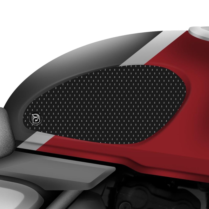 Op de afbeelding: Zwarte en rode motorfiets tankpad met een zwart-wit patroon. Het pad heeft een klein logo in de linkerbenedenhoek.