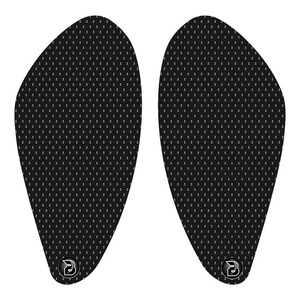 Op de afbeelding: Een paar zwarte motorfiets tank grip pads met een textuur en een klein logo.