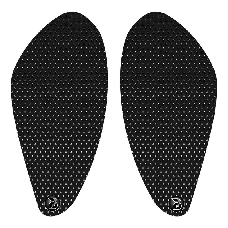 Op de afbeelding: Een paar zwarte motorfiets tank grip pads met een textuur en een klein logo.