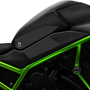 Può includere: Serbatoio di moto nero con accenti verdi e un pad serbatoio nero con motivo a rombi.
