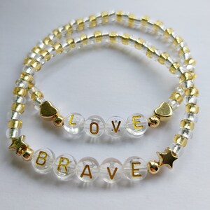 Klares Buchstabenarmband, Positives Perlenarmband, Personalisiertes Perlenarmband für Sie, Schmuck für Brautjungfer