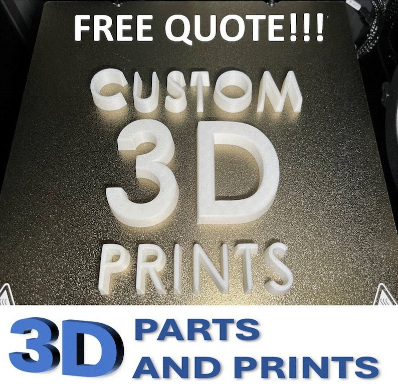 以下が含まれることがあります： 白いプラスチック製の文字で「CUSTOM 3D PRINTS」と綴られた3Dプリンターのベッドと、「FREE QUOTE!!!」と白文字で書かれた看板。プリンターベッドの下には、「PARTS AND PRINTS」という青い3Dロゴがあります。
