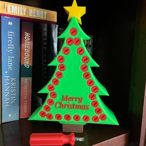 Caja de regalo molesta con forma de árbol de Navidad (destornillador incluido)